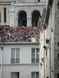  foule assise sur le toit d'un immeuble
